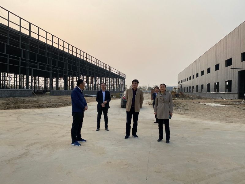 Qu Wei, vice mayor of the municipal government, investigates the construction of key projects in Longgang new materials province